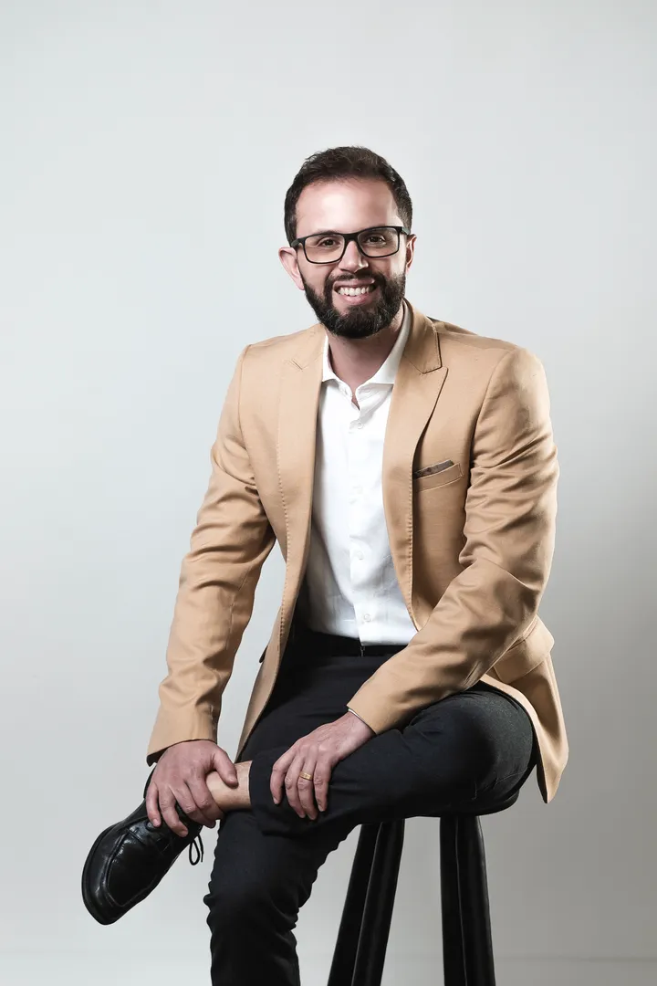 Leandro Rodrigues, fundador do Instituto Itard, em retrato de estúdio.