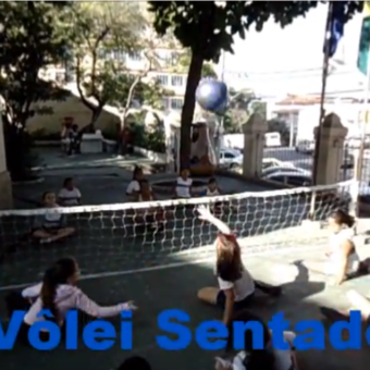 Vôlei sentado para alunos com deficiência intelectual