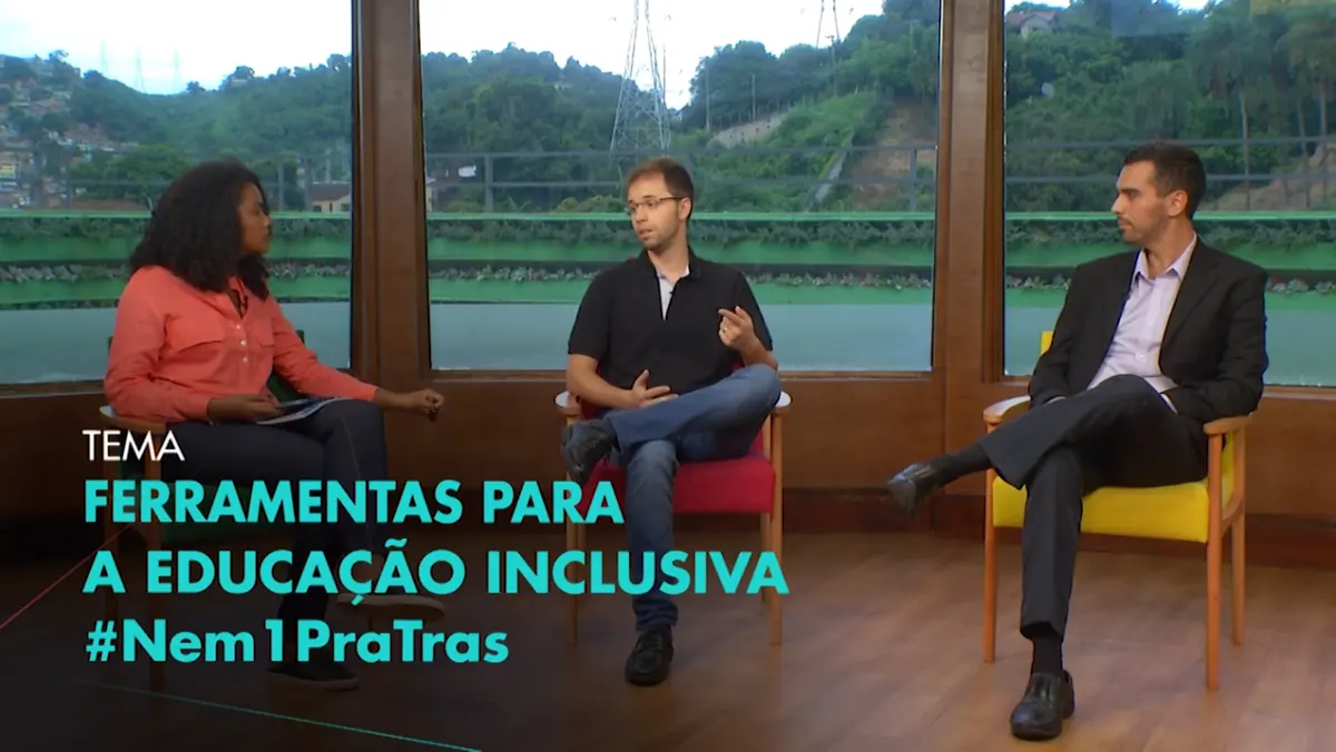 Leandro Rodrigues em entrevista no estúdio do Canal Futura, no programa sobre ferramentas para a educação inclusiva.
